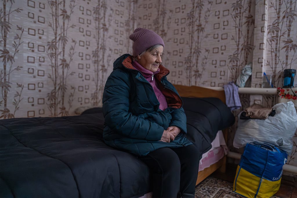 Olha Drobiazko, 75 ans, déplacée interne de la région de Soumy, logée dans la maison de son frère dans le village de Kurmany
